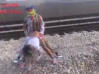 Klauns fucks mīļš par vilciens tracks