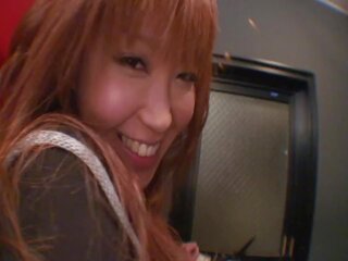 Otäck japanska tonåring gnuggningar henne klitte före kissar i en bar toalett | xhamster