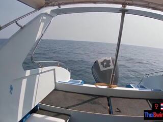 Rented en båt för en dag och hade x topplista video- på det med asiatiskapojke.