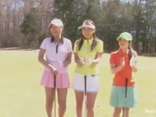 Adorable asiática adolescente niñas jugar un juego de desvistiéndose golf