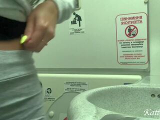 Risky onani och pissar i den airplane toalett | xhamster