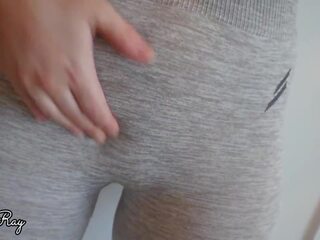 Cumming sisään hänen pikkuhousut ja jooga housut vetää niitä ylös: aikuinen video- b1