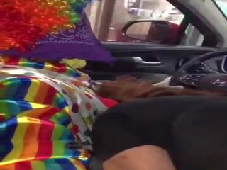 Clownen blir pecker sugs medan ordering mat