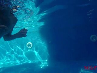 二 女の子 ファック 右 水中 で ザ· プール: ティーン セックス ビデオ