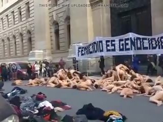 裸體 女 protest 在 阿根廷 -colour 版本: 臟 視頻 01