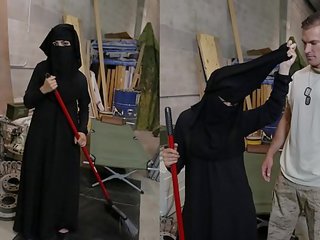Tour of götlüje - muslim woman sweeping ýerde gets noticed by randy amerikaly soldier