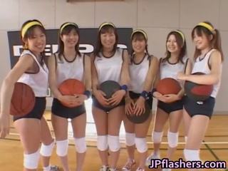 Grupp av ung basketboll players