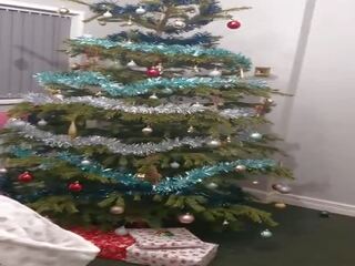 Mačeha pomaga pastorek kreten off na božič drevo