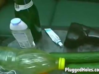 Överlägsen tatuerade fågelunge fingrar själv före hon skär en flaska i henne fittor