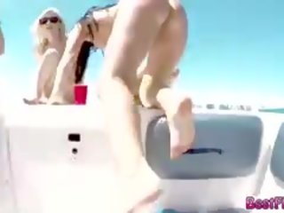 性交 脏 视频 行动 上 一 游艇 同 这些 丰富 孩子