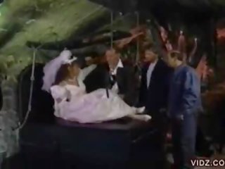 Indah pengantin perempuan dalam stoking bdsm puss.