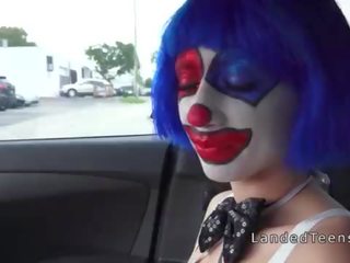 Clown ado suçage énorme johnson en la voiture