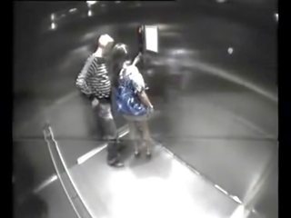 Ansioso desiring casal caralho em elevador - 
