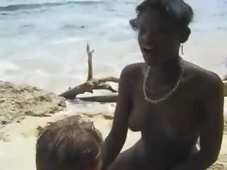 Μαλλιαρό αφρικάνικο μωρό γαμώ ευρώ μειράκιο σε ο παραλία