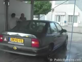 Autó mosás hármasban