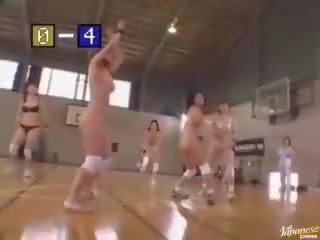 Amatör asiatiskapojke flickor spela naken basketboll